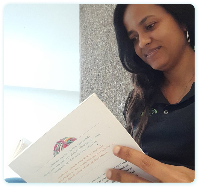 FOTO ANDREA LEYENDO (20)